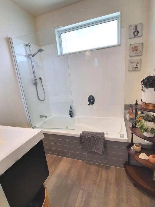 Banbury Deluxe With Spa Bath! Private Courtyard! クイーンズタウン エクステリア 写真